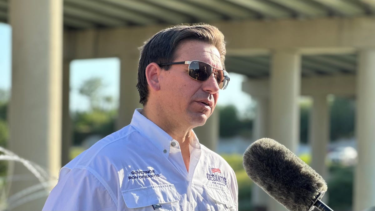 Ron DeSantis along US-Mexico border