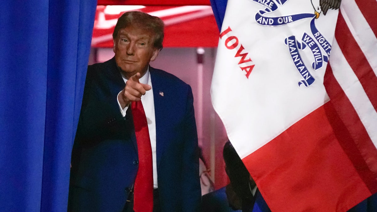 Donald Trump campaigns in Iowa