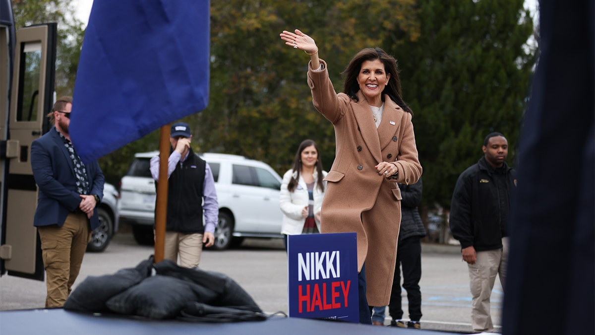 Nikki Haley waving to an awaiting crowd.