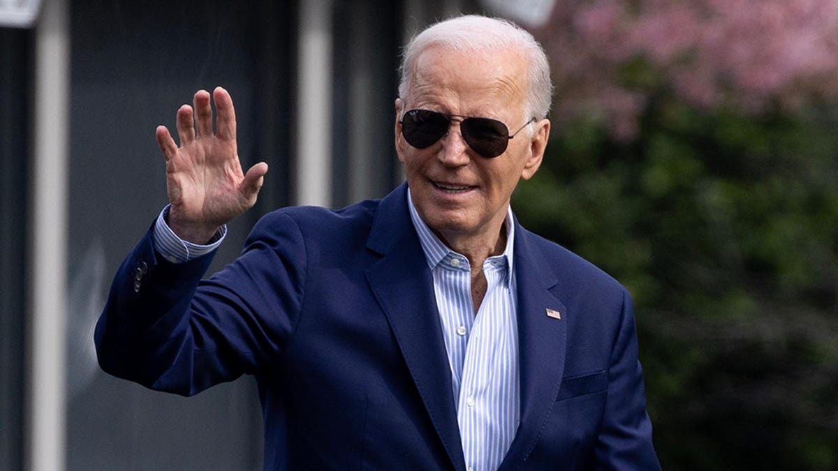 Biden on the White House lawn