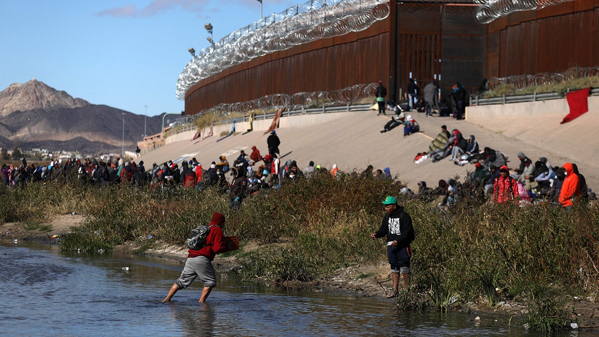 migrants cross Rio Grande into El Paso, Texas