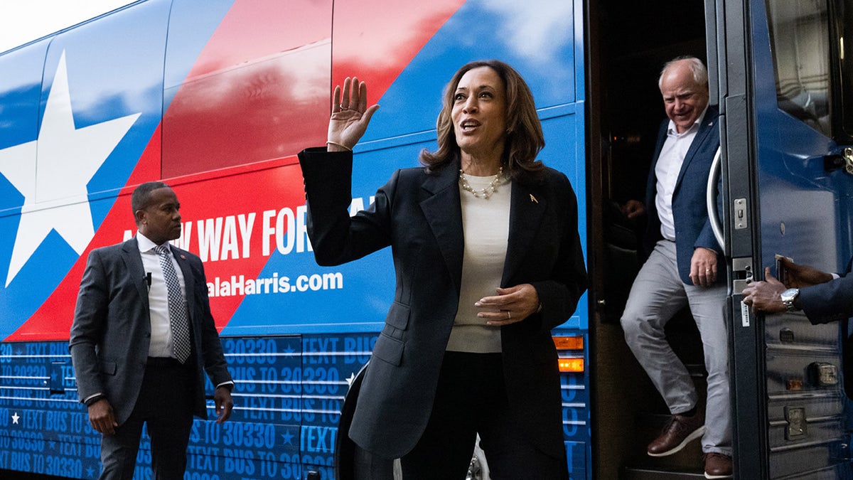 Harris gets off campaign bus