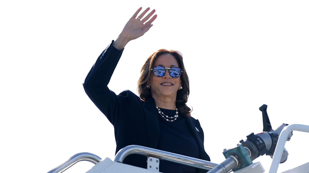 Kamala waving as she enters plane