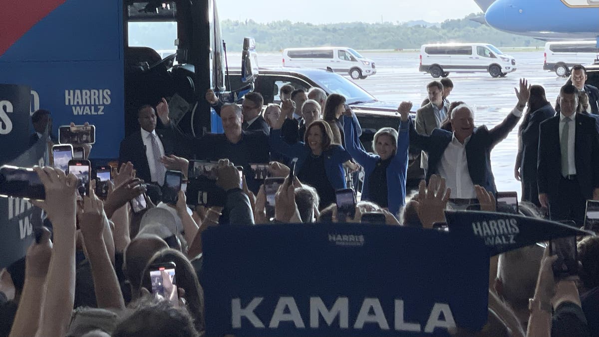 Harris Walz bus tour in western Pennsylvania on eve of Democratic Convention