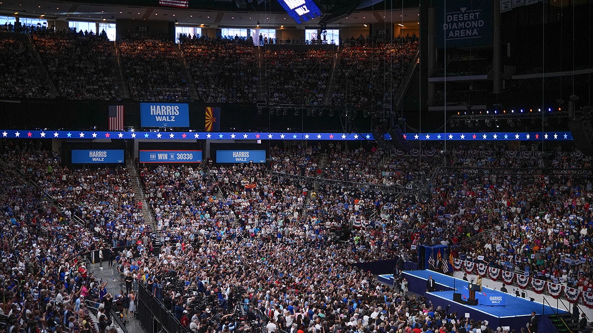 Rally crowd in Arizona