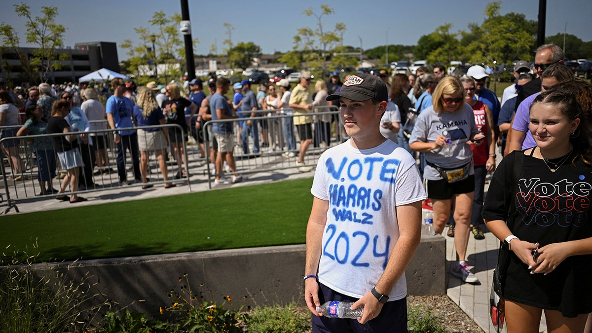 Supporters lining up for Walz's Omaha rally on Saturday