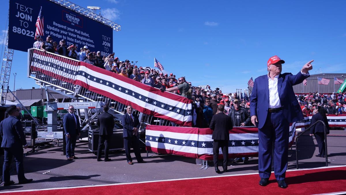 Trump pointing at crowd