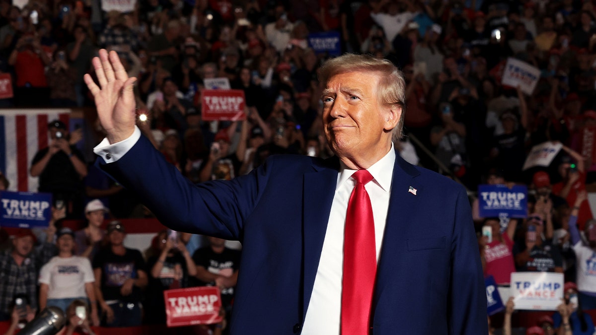 Trump waves at rally