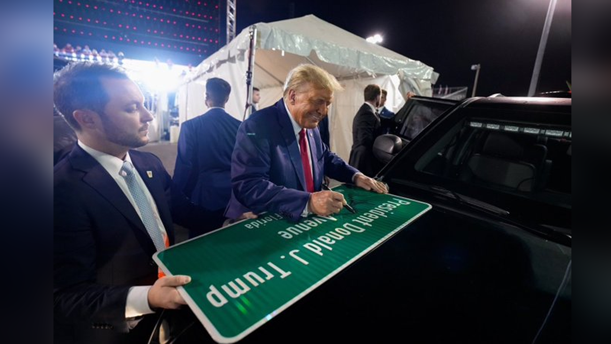 Trump signs street sign