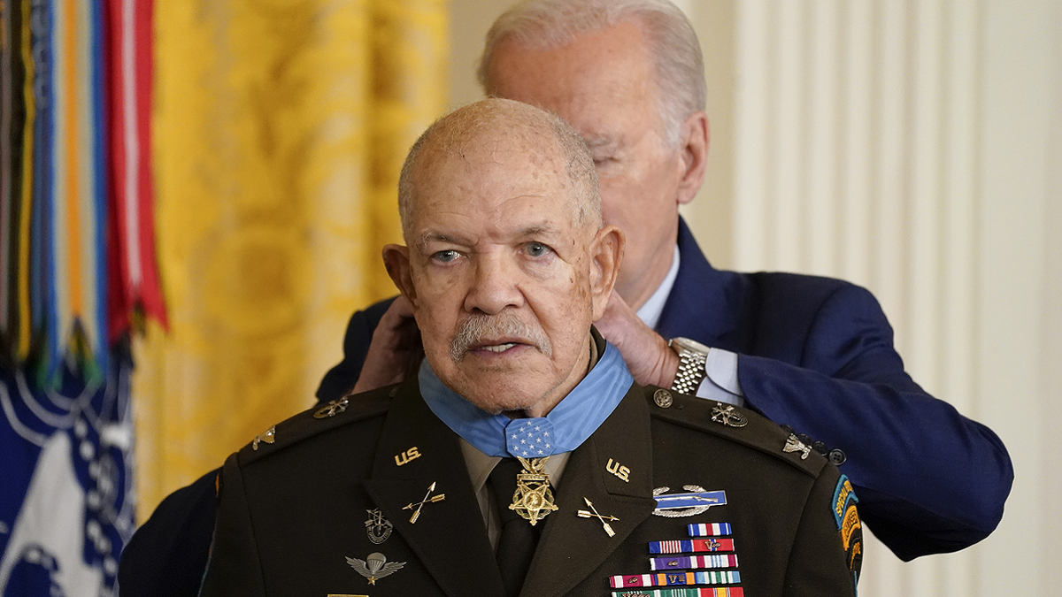 Paris Davis receives Medal of Honor