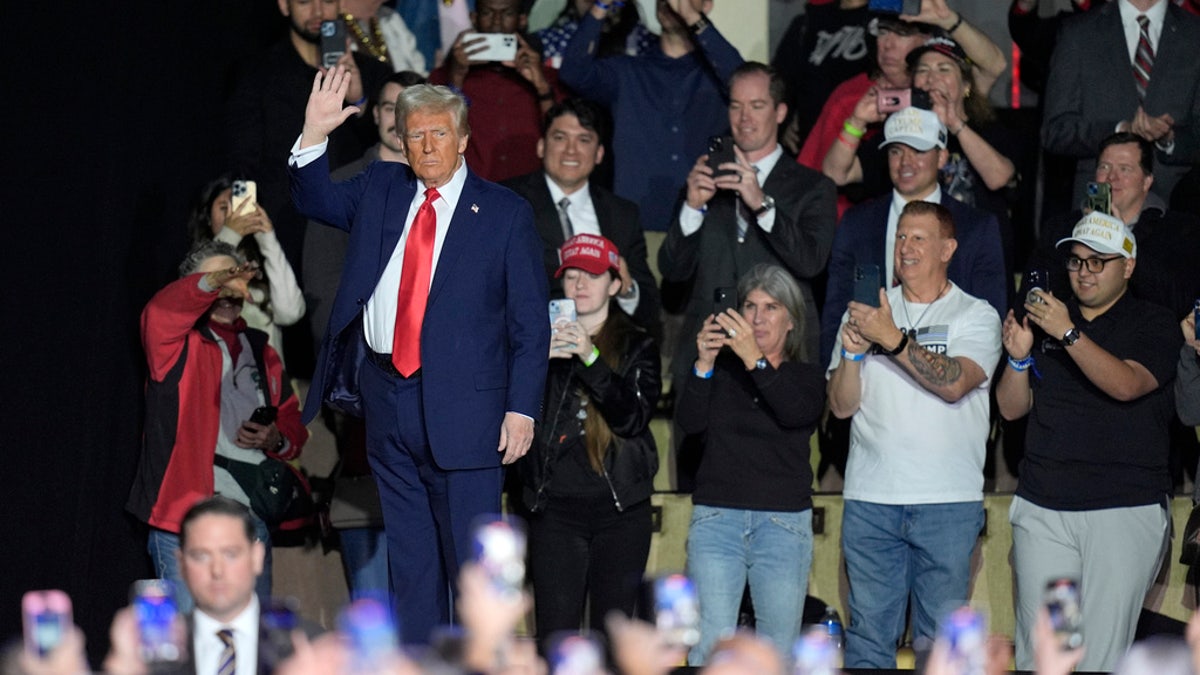 Trump waves at Vegas rally