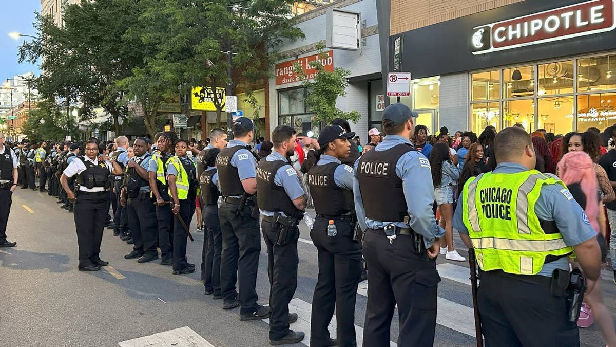 Chicago police crowd control