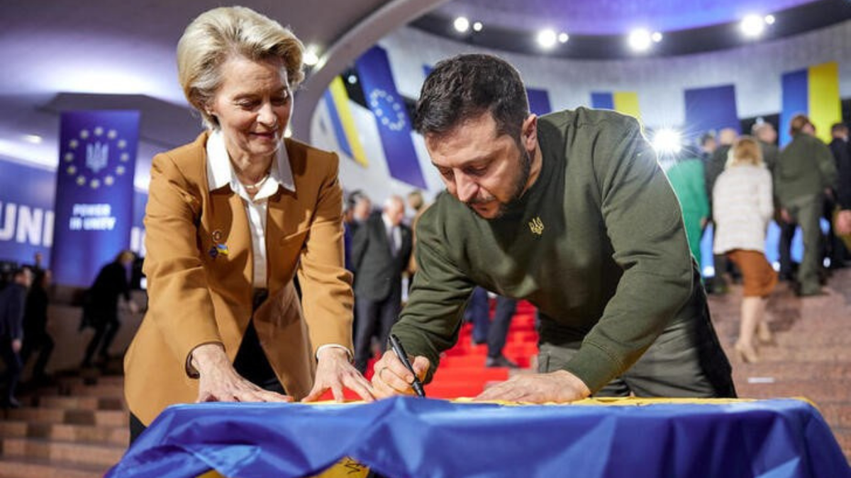 Volodymyr Zelenskiy and European Commission President Ursula von der Leyen