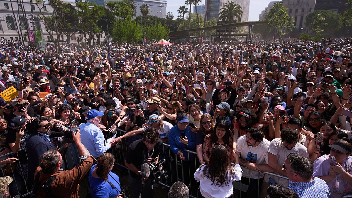 Los Angeles crowd greets Bernie Sanders