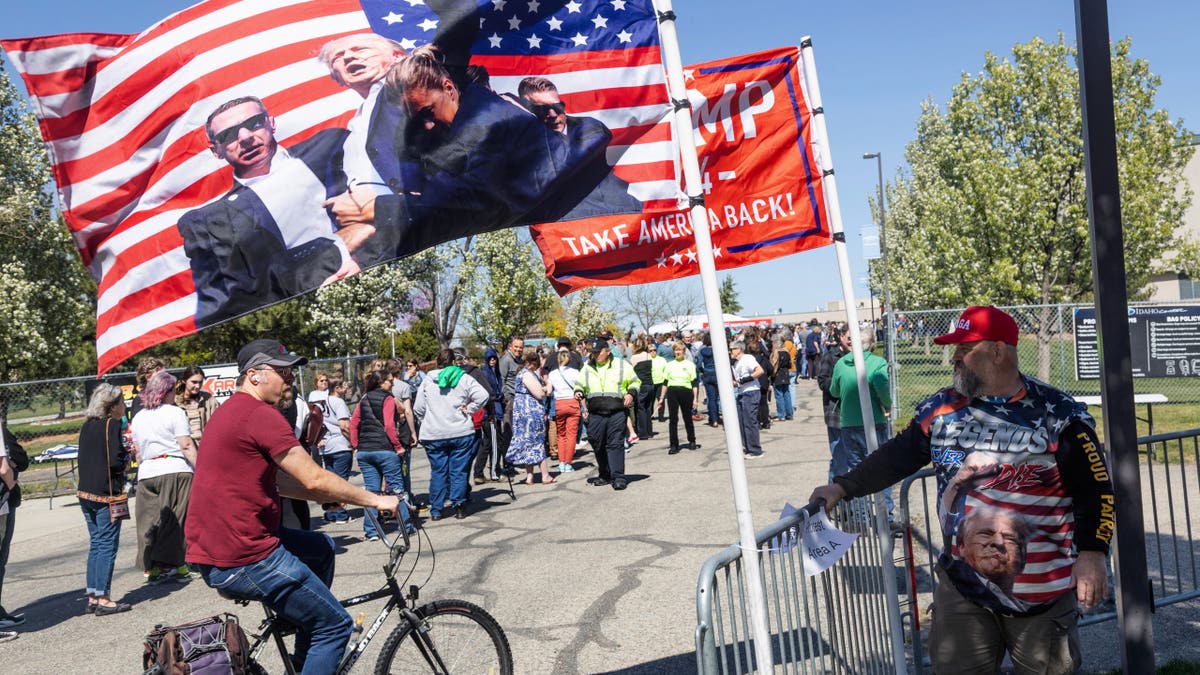 Trump counter protesters at Sanders, AOC "Fighting the Oligarchy" rally.