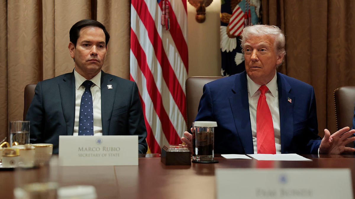Rubio sitting next to Trump in Cabinet meeting