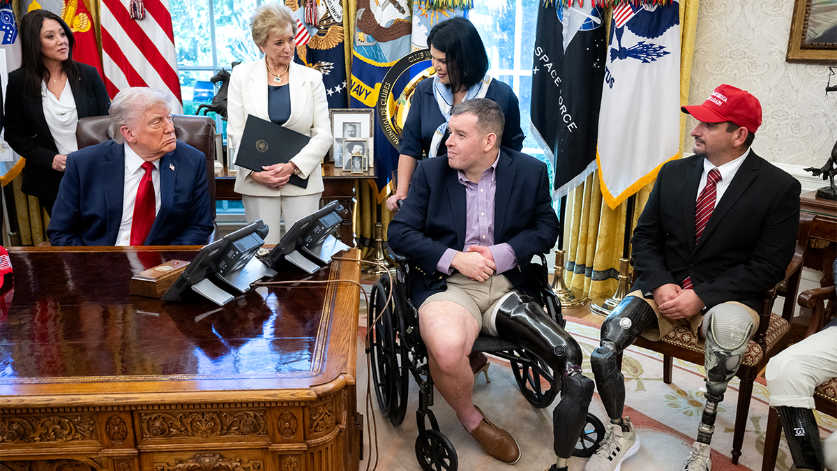 Trump meets with veterans in oval office