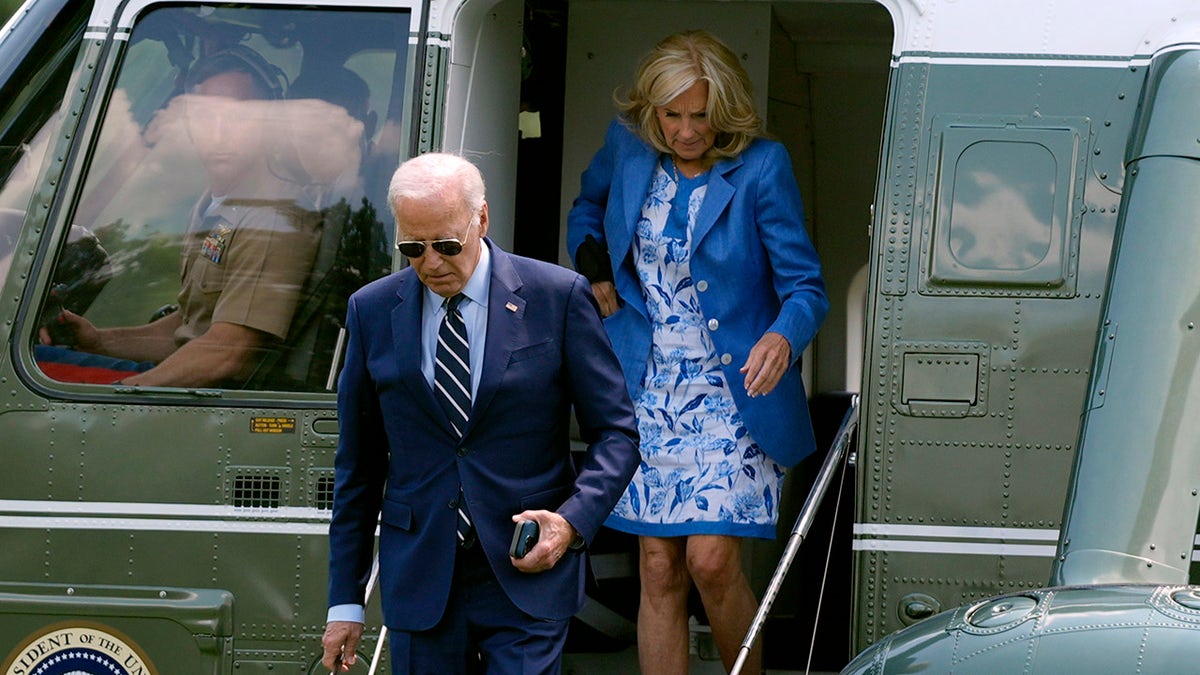 Bidens leaving Marine One