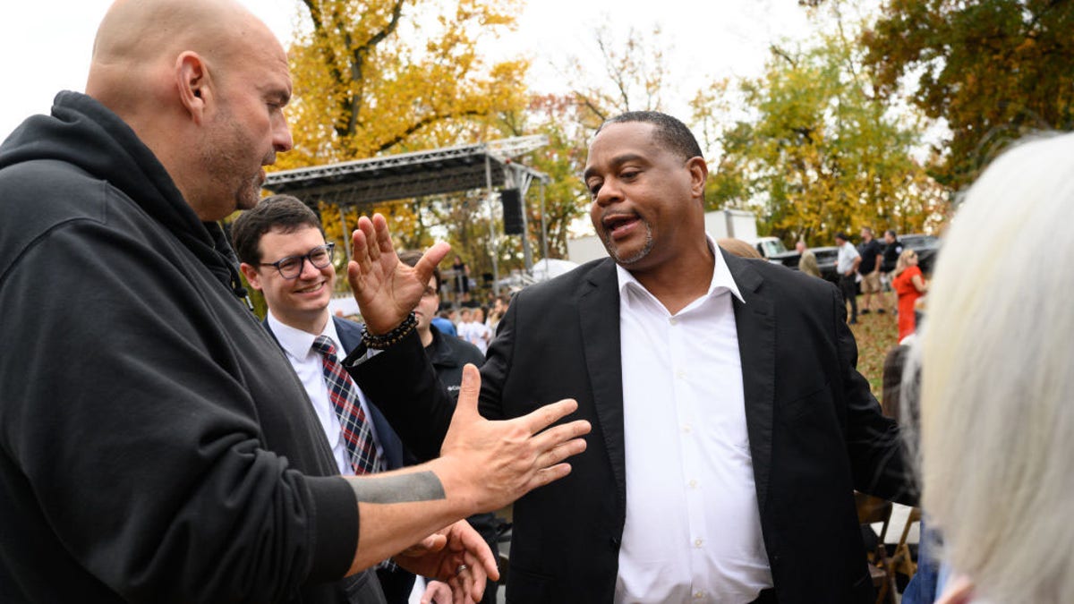 Sen. Fetterman and Mayor Gainey shaking hands