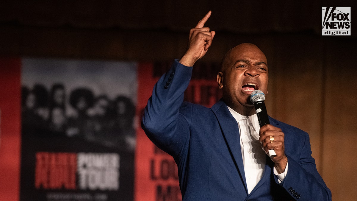 Ras Baraka speaks on immigration after arrest at ICE detention center.