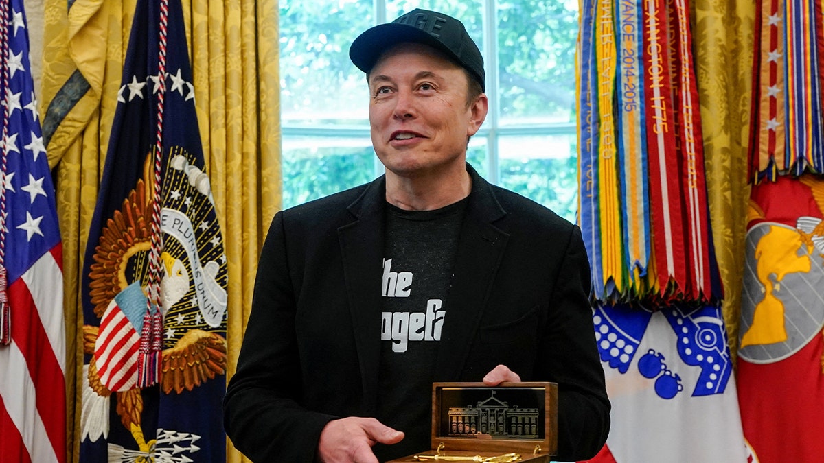 Elon Musk in Oval Office with key to White House