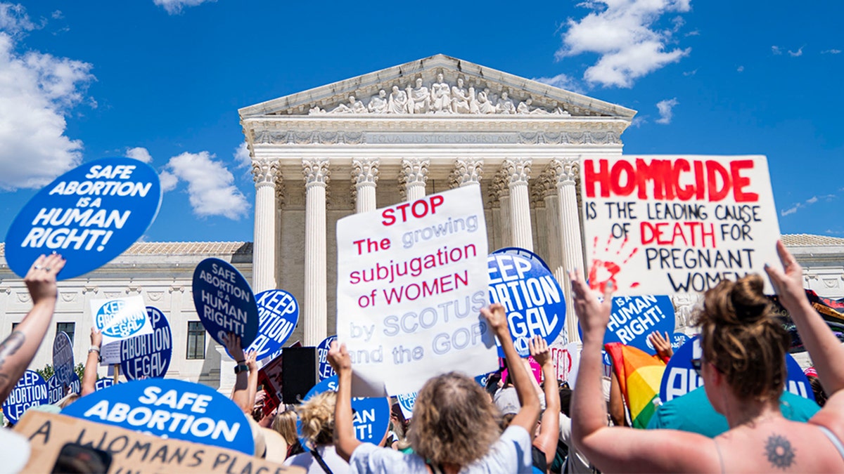 pro-life and pro-abortion rights protesters outside Supreme Court building