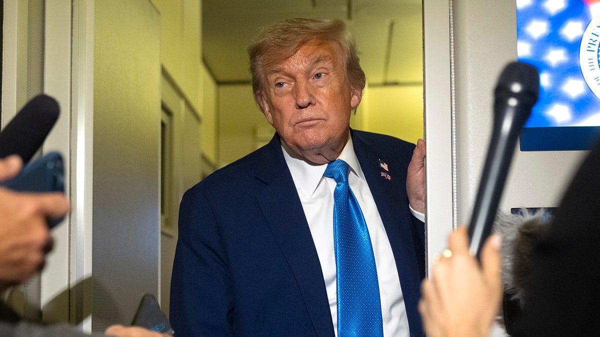 Donald Trump flies to Washington aboard Air Force 1