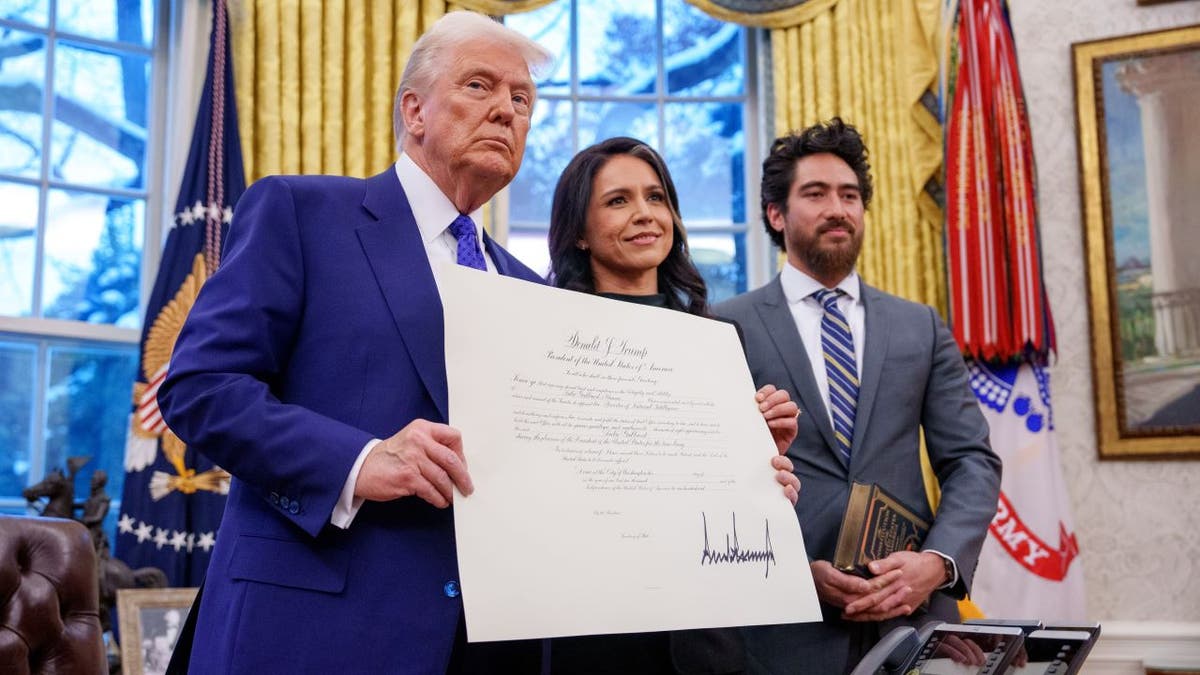 Trump with Gabbard in oval office