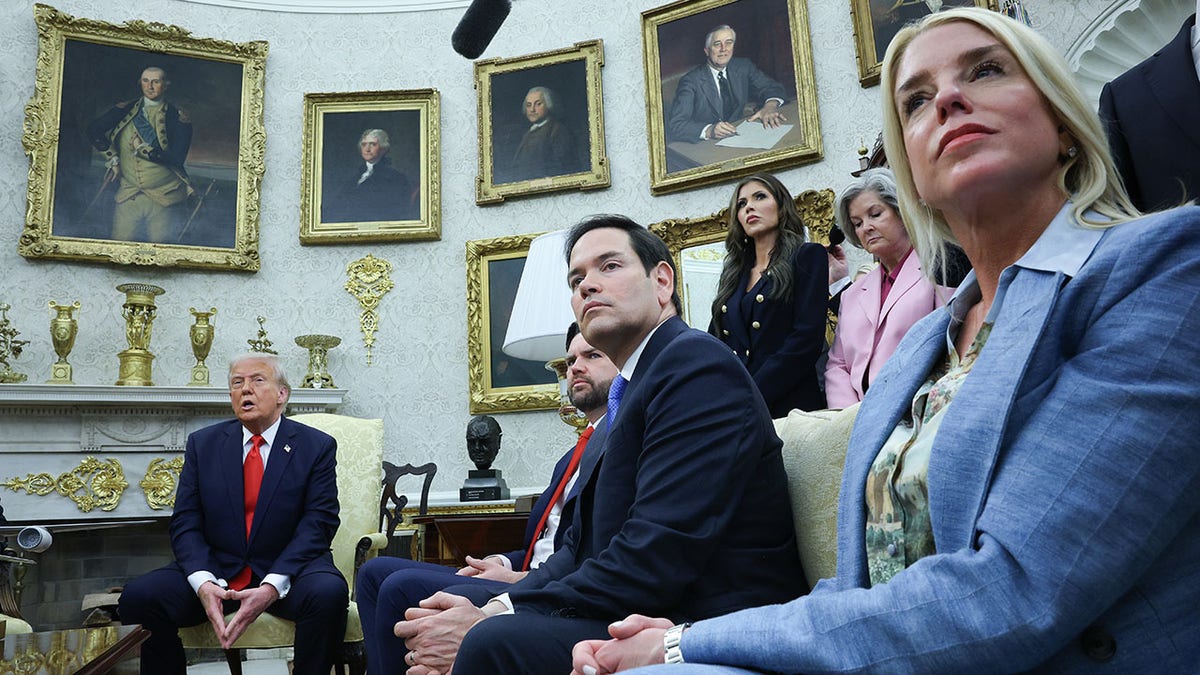 Trump holds Oval Office meeting with Rubio, Bondi and other Cabinet officials