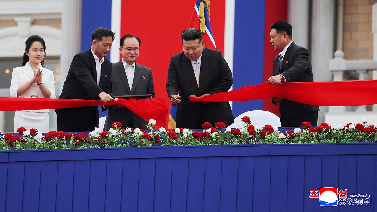 Kim Jong Un at ribbon cutting