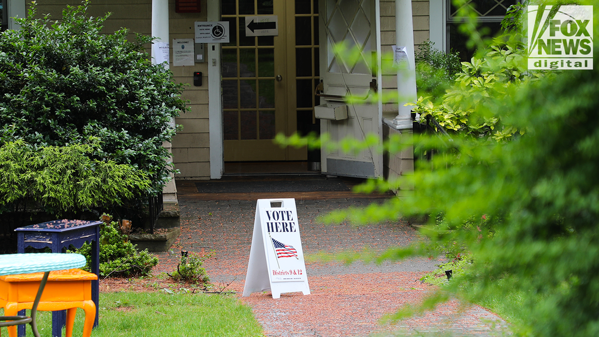 vote here sign at polling place