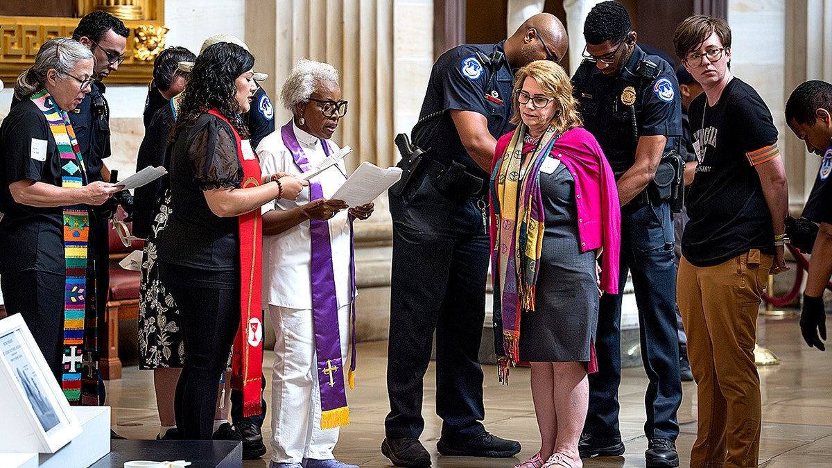 capitol-rotunda-demonstrators-arrested