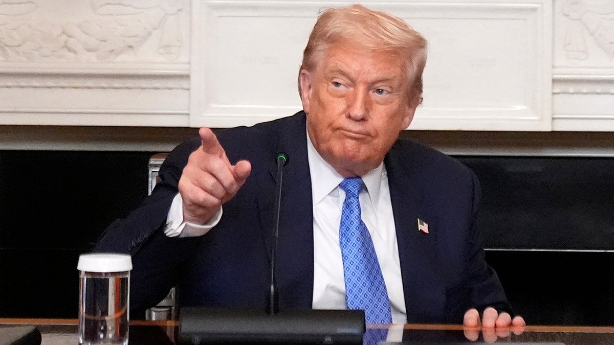 Donald Trump pointing at the White House