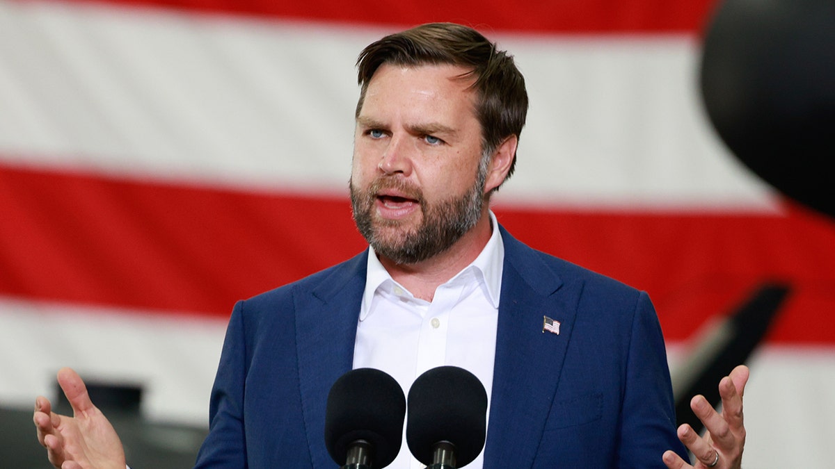Vance addresses US troops in the UK