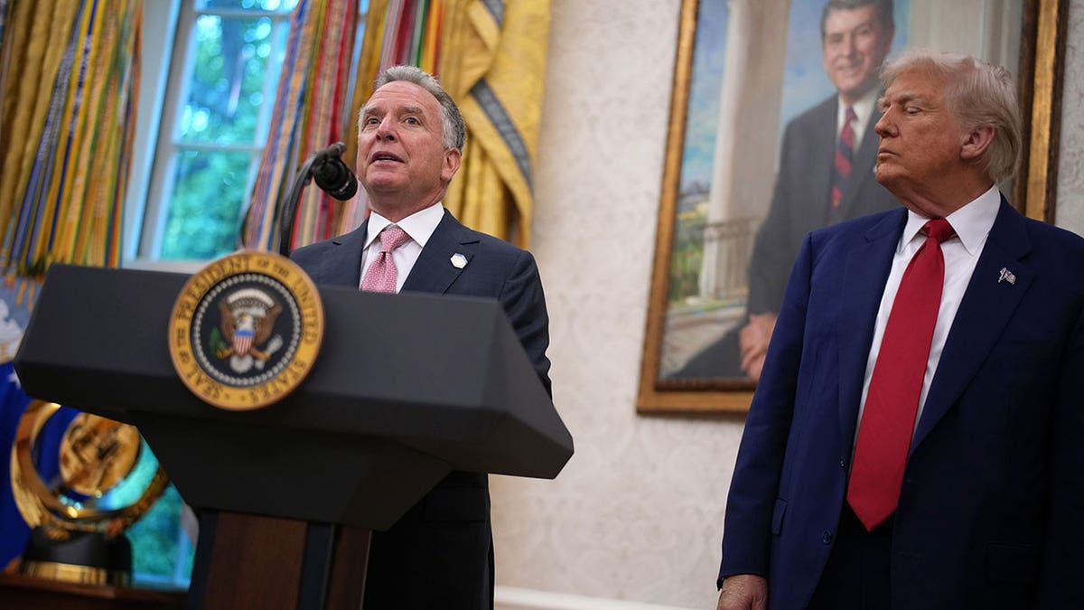 Trump and special envoy Witkoff meet in the Oval Office.