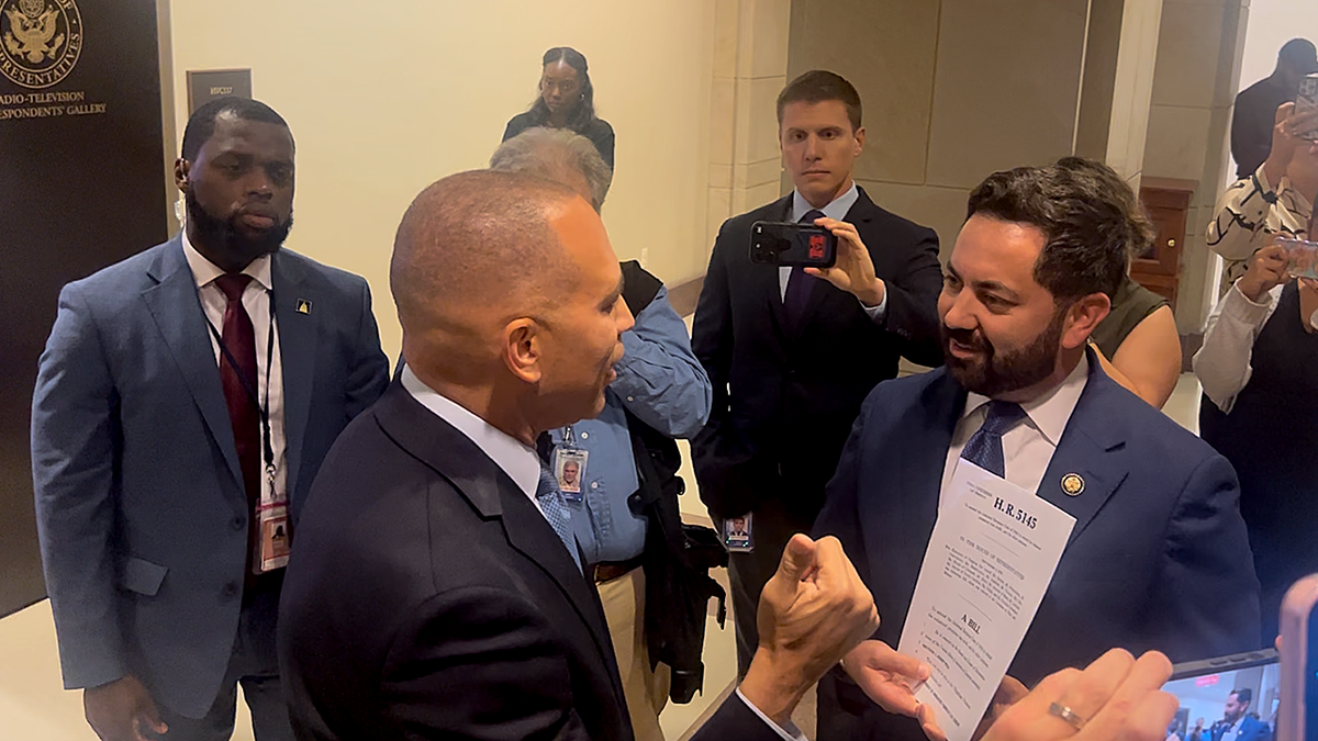 Mike Lawler confronts Hakeem Jeffries