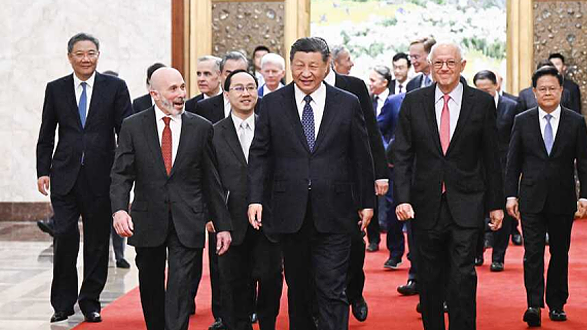 Evan Greenberg walking with President Xi