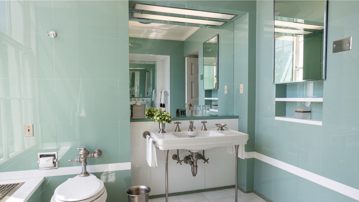 Lincoln Bathroom before renovation