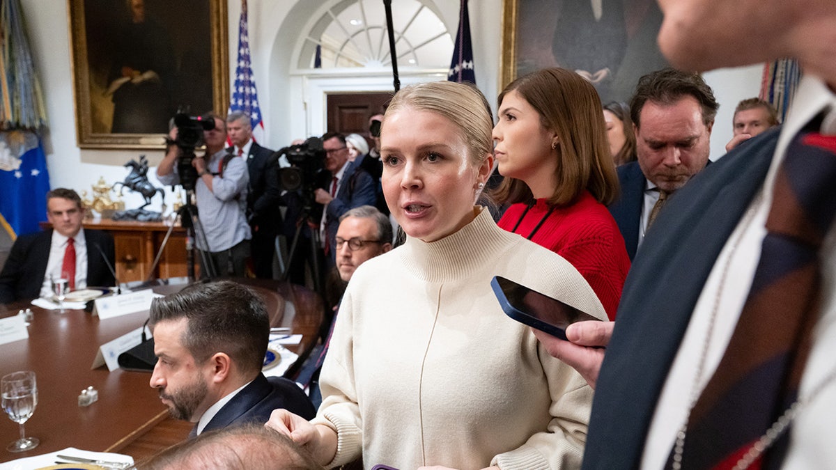 Karoline Leavitt in White House meeting 