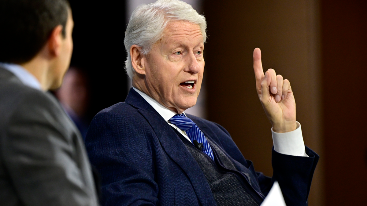 Bill Clinton speaks at Dealbook summit