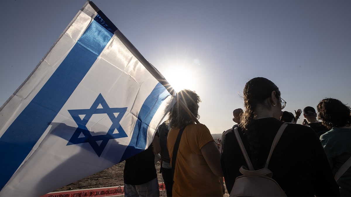 Israelis march from Sderot toward the northern border.
