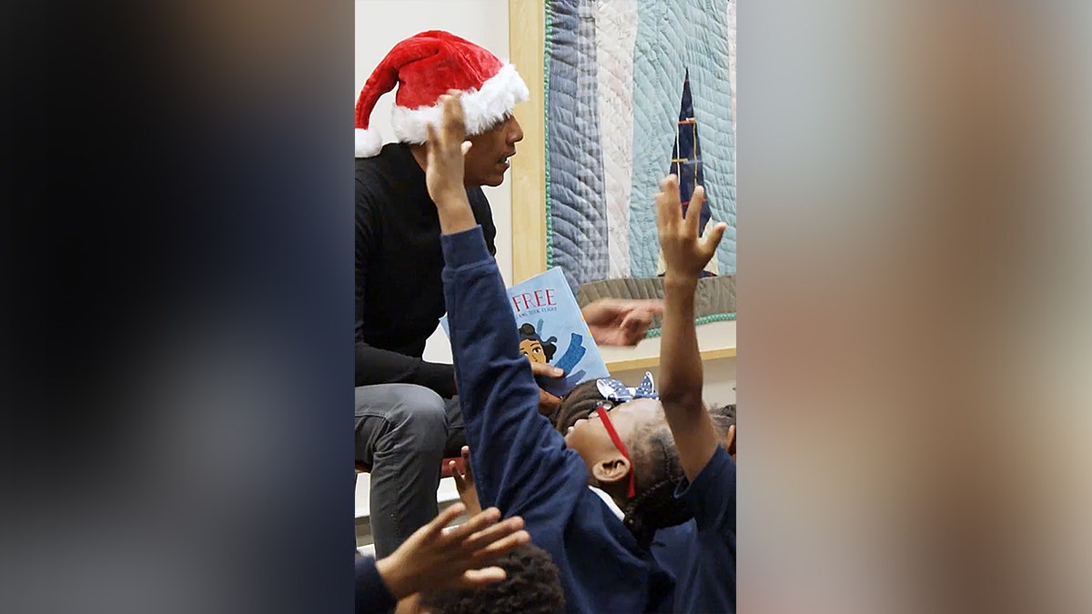 Obama stops by Chicago Public Library