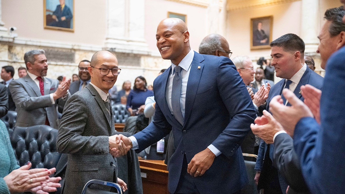 Wes Moore shaking David Moon's hand.