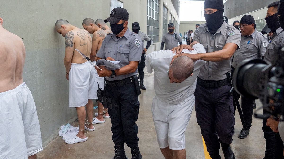 CECOT prison 