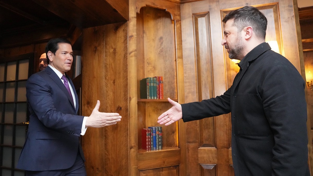 Marco Rubio shaking hands with Zelesnkyy
