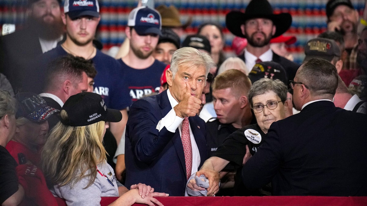 Dr. Mehmet Oz gives the thumbs up to U.S. President Donald Trump