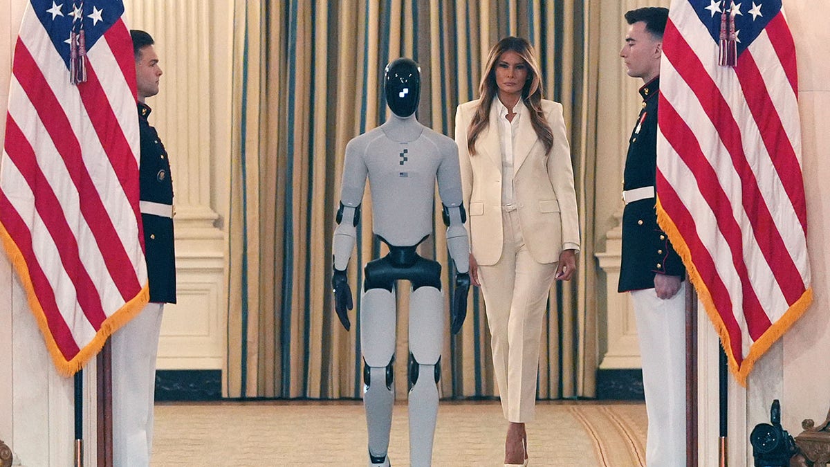 Melania Trump walks in the White House with a humanoid. 