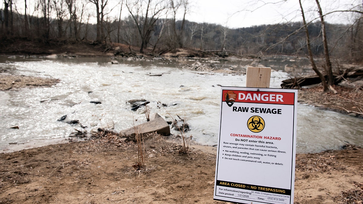 Potomac sewage spill warning sign