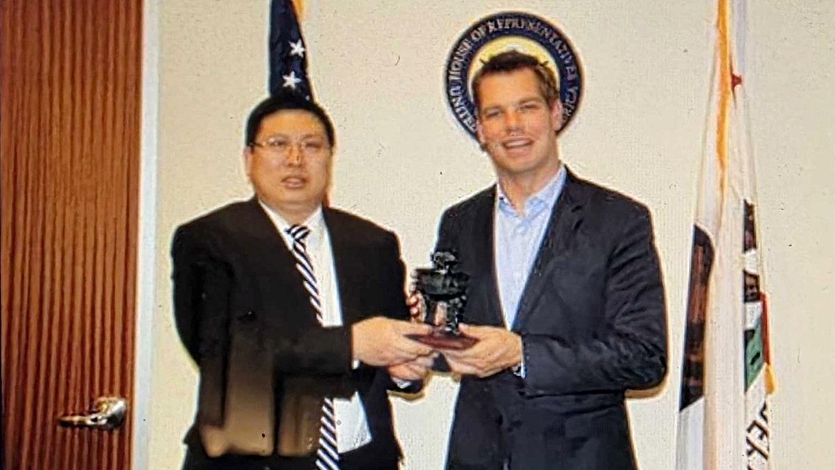 Eric Swalwell poses with senior Chinese diplomat in 2013