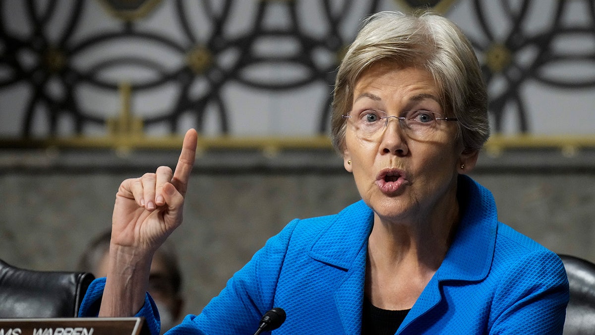 Sen. Elizabeth Warren questioning former bank executives during Senate Banking Committee hearing